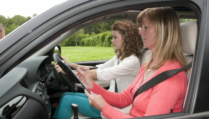 4 things to consider while choosing a driving course