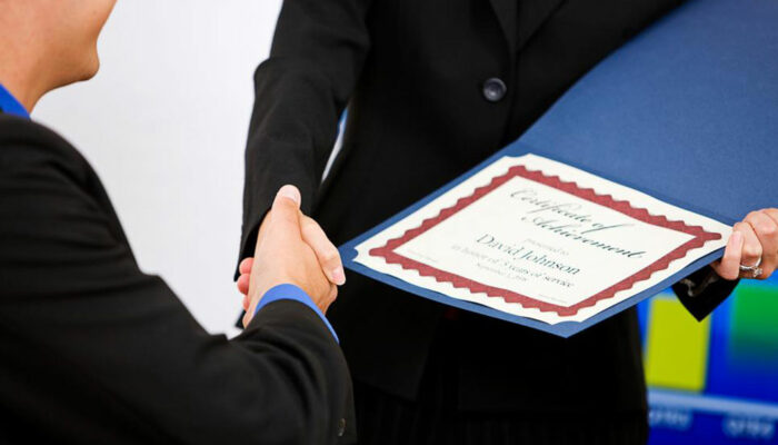 5 benefits of employee recognition awards