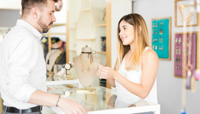 3 amazing retailers that sell customized engagement rings