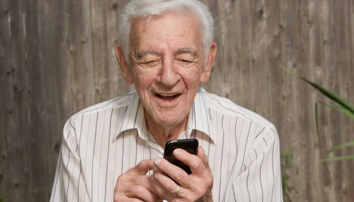 Here&#8217;s how to avail free cell phones for seniors