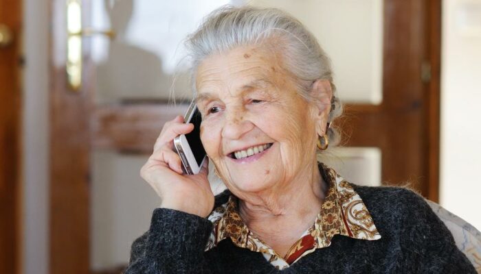 How to get free cell phones for seniors