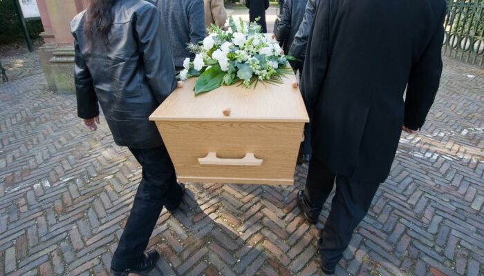 How to pick the right casket for a funeral ceremony?