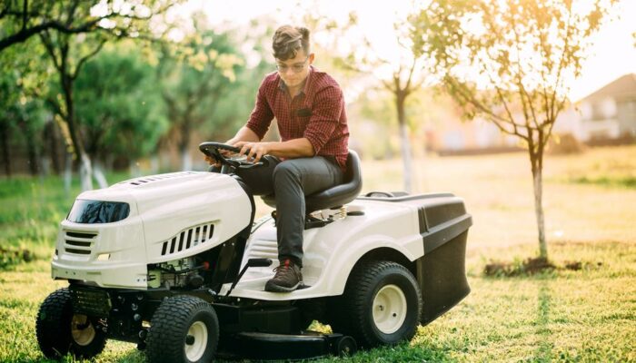 How John Deere Lawn tractors simplify your gardening work