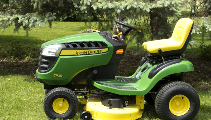 John Deere Lawn Tractors &#8211; What they are and their Types