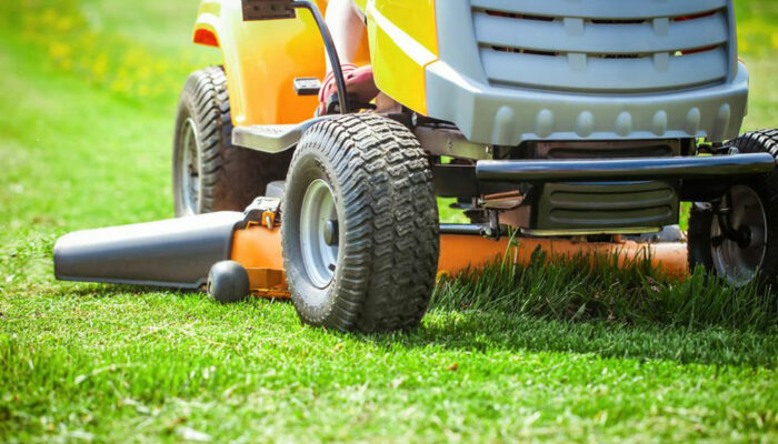 John Deere&#8217;s riding lawn mowers