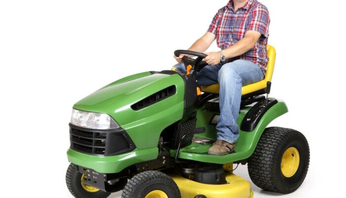 Tips to buy John Deere lawn tractors to give your garden a grand look