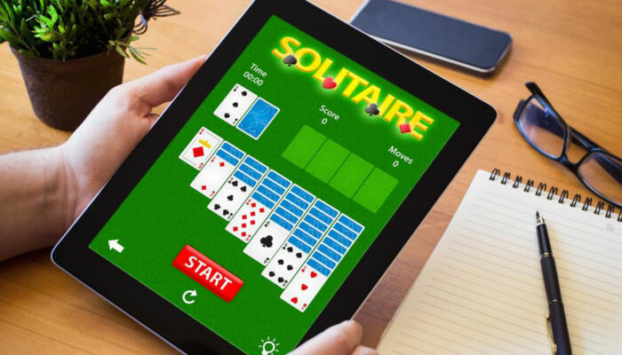 What are different ways of playing Solitaire?