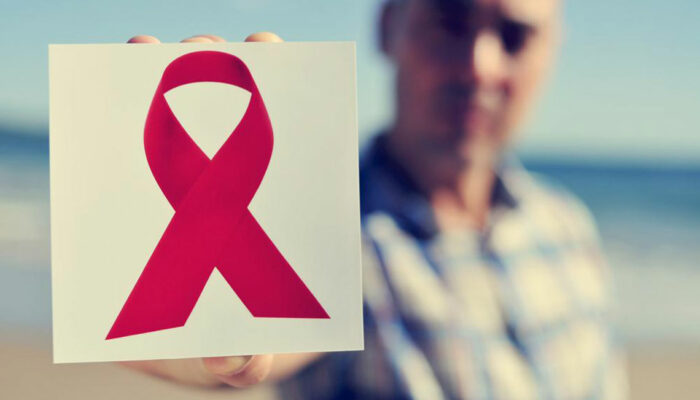 What are the causes and symptoms of AIDS?