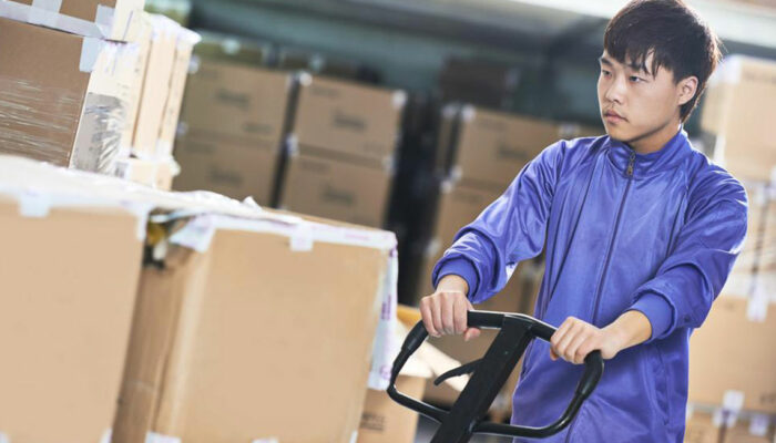 What are the job benefits offered to a FedEx package handler