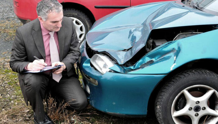 What should a car accident report mainly include