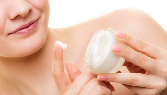 Everything You Need To Know About Using A Face Moisturizer For Dry Skin