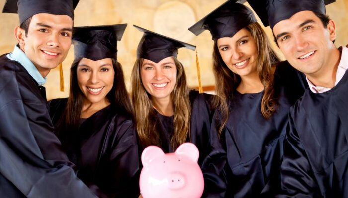 Top 8 Grants And Scholarships For College That You Should Know About